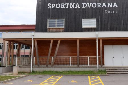 NAPIS ŠPORTNA DVORANA RAKEK 05 FOTO LJUBO VUKELIČ